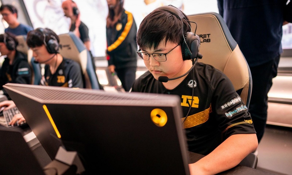 全站APP包含赛地聚焦——德甲今晨热度飙升，塞维利亚主帅复盘，更衣室稳定，心理建设被强调的词条